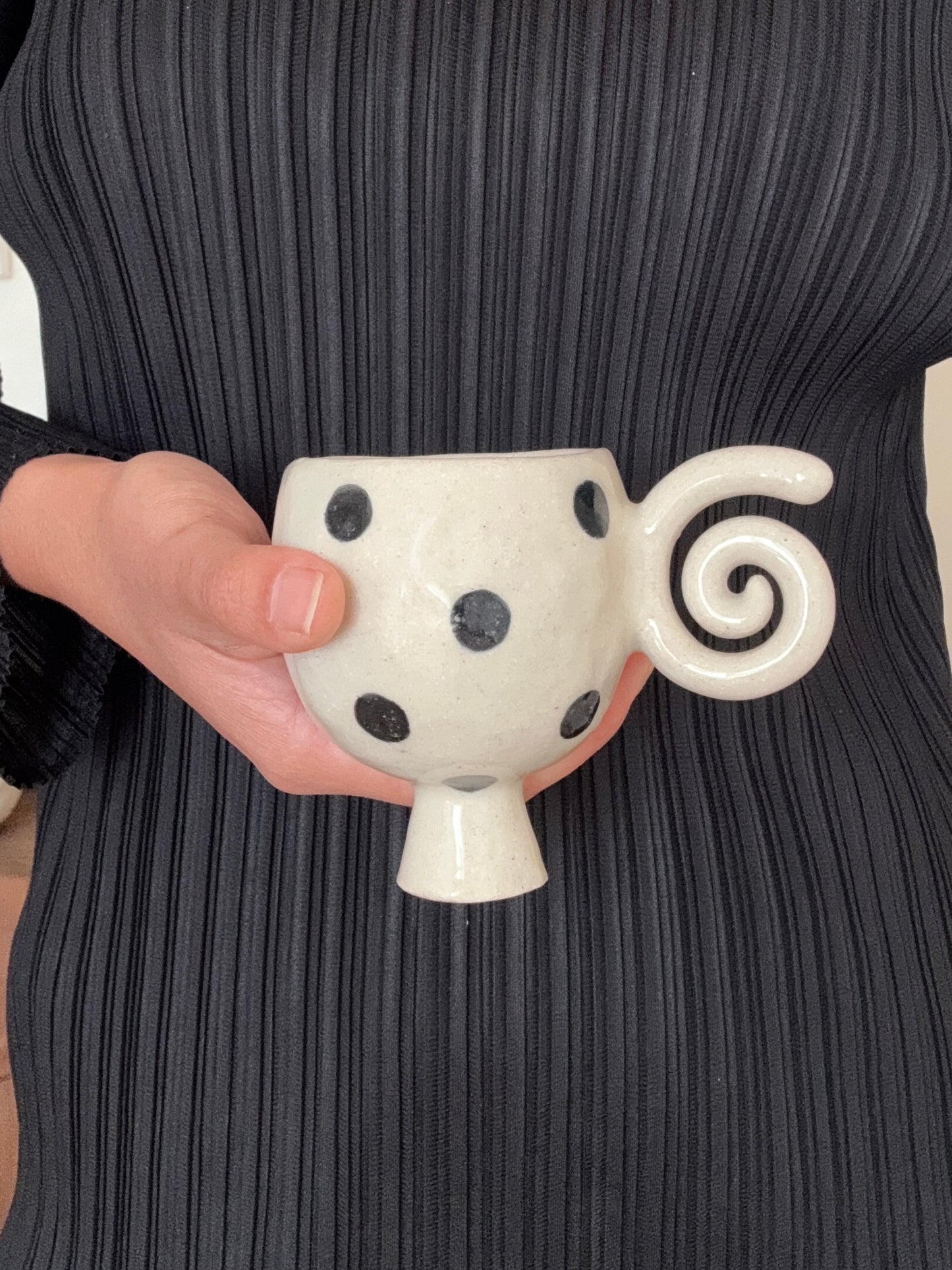 tasse à café spirale polka dots 𖦹