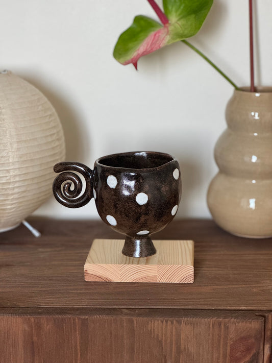 tasse latte spirale marron à pois 𖦹