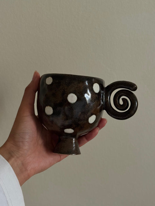 tasse latte spirale marron à pois 𖦹