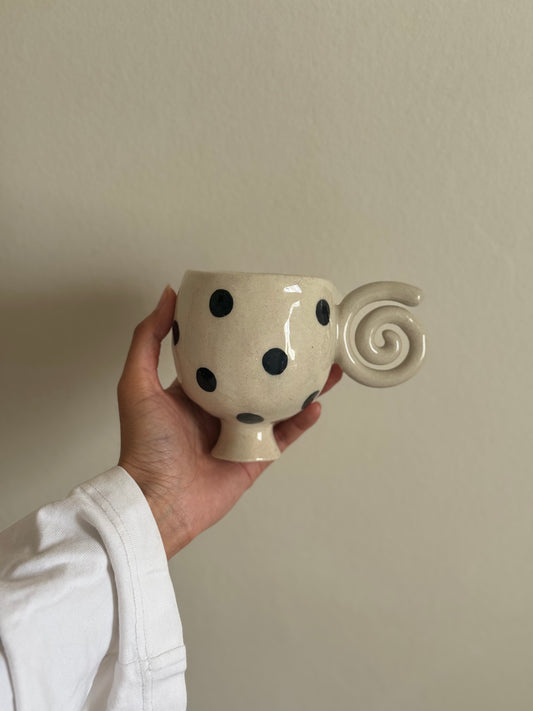 tasse latte spirale polka dots 𖦹