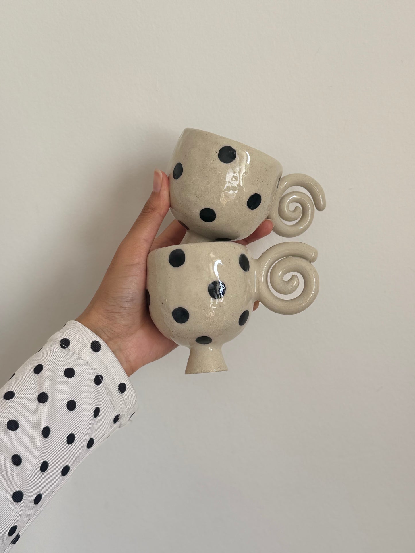tasse à café spirale polka dots 𖦹